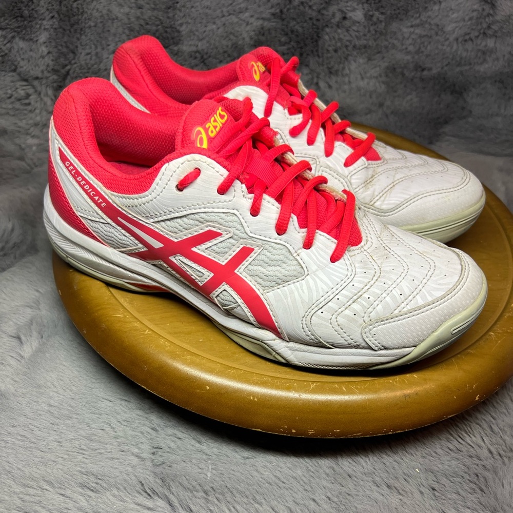 Women’s size 8 ASICS Gel dedicate 6’s shoes